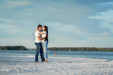 Kumsalda romantik bir çift buluşması..