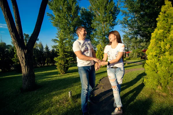 Νεαρό Ρομαντικό Ζευγάρι Διασκεδάστε Διασκεδάστε Στο Πράσινο Καλοκαιρινό Πάρκο — Φωτογραφία Αρχείου