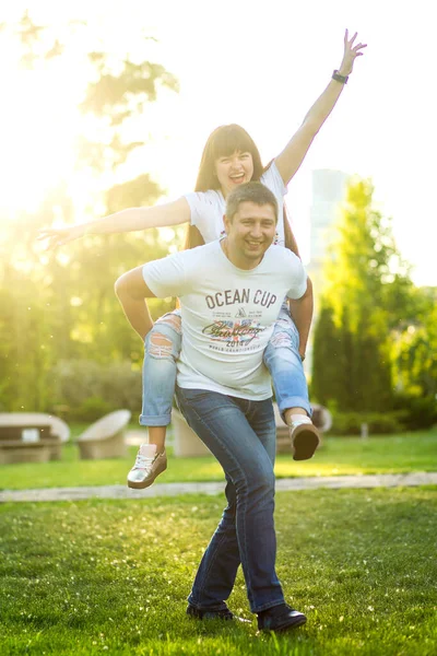 Giovane Coppia Romantica Divertirsi Godere Altro Nel Verde Parco Estivo — Foto Stock