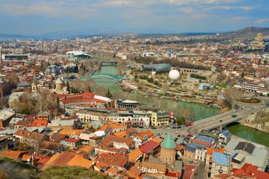 Tiflis 'in Panorama' sı. Eski şehir merkezi. Kura Nehri.