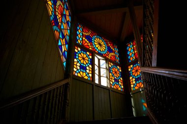 Çok renkli mozaiklerden yapılmış vitray pencereli eski bir konut binasının otantik balkonu..