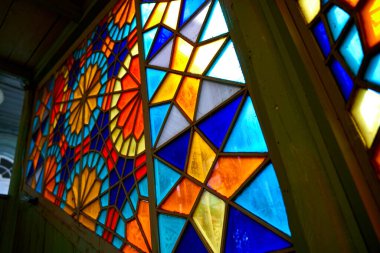 Çok renkli mozaiklerden yapılmış vitray pencereli eski bir konut binasının otantik balkonu..