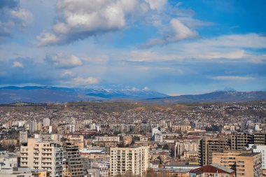 Yoğun nüfuslu bir şehrin manzarası. Yukarıdan Tiflis şehri manzarası.