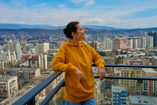 Симпатичная Девушка Позирует Стоя Балконе Небоскреба Высокого Этажа Городским Пейзажем — стоковое фото