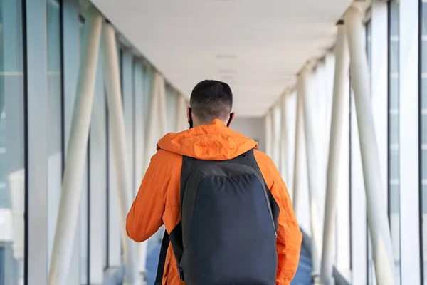 Kerel Toerist Met Een Rugzak Een Medisch Masker Loopt Langs — Stockfoto