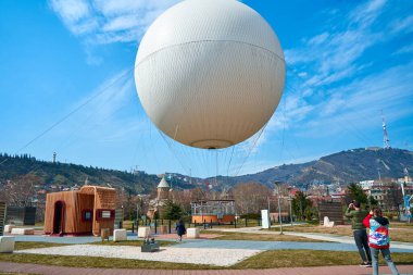 Tiflis şehri üzerinde sıcak hava balonuyla çekim uçuşu. Tiflis, Gürcistan - 03.16.2021