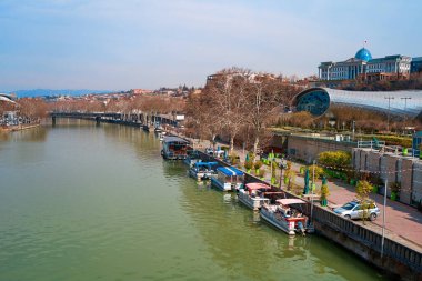 Zevkli tekneler sete demirlediler. Yaz günü. Tiflis, Gürcistan - 03.16.2021