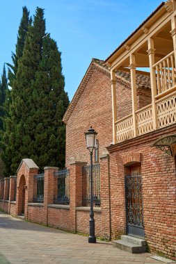 Eski Tiflis şehrinin rahat bir alanının otantik mimarisi.