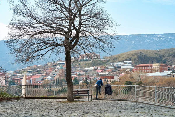 Pont Observation Surplombant Vieille Ville Tblisi Homme Seul Profite Vue — Photo