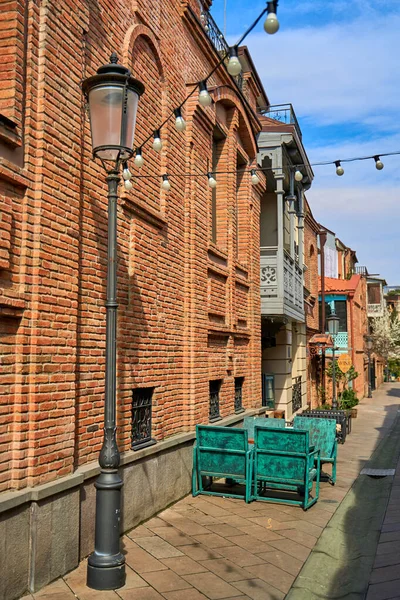 Sommerterrasse Und Restauranttisch Auf Der Straße Einer Gemütlichen Altstadt Von — Stockfoto