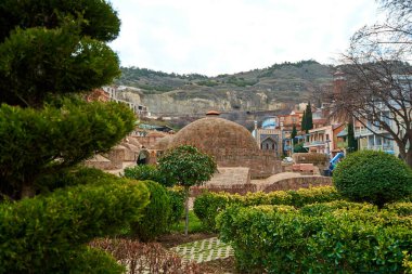Tiflis 'in ünlü şehir simgesi. Antik yeraltı kükürt banyosu..