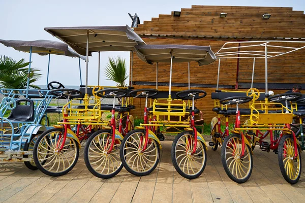 Alquiler Bicicletas Para Andar Bicicleta Por Terraplén Aparcamiento Para Bicicletas — Foto de Stock