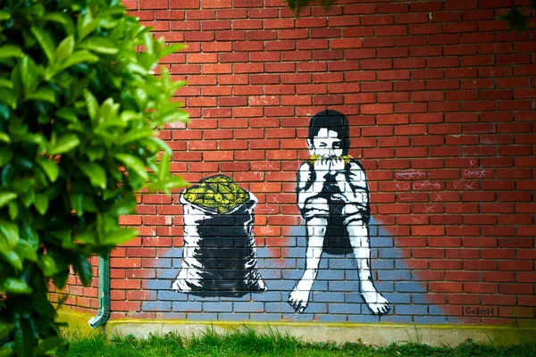 Dibujo Graffiti Una Pared Ladrillo Niño Come Maíz Mientras Está — Foto de Stock