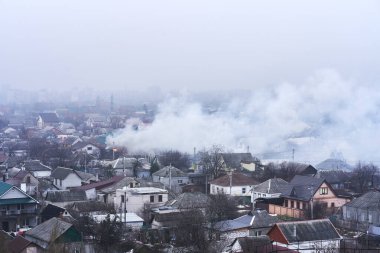 Bir konut binasının yandığı bölgenin üst görüntüsü. Özel konut sektöründe yangın.