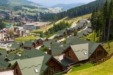 Yaz günü Karpatlar 'daki Bukovel kayak merkezi..