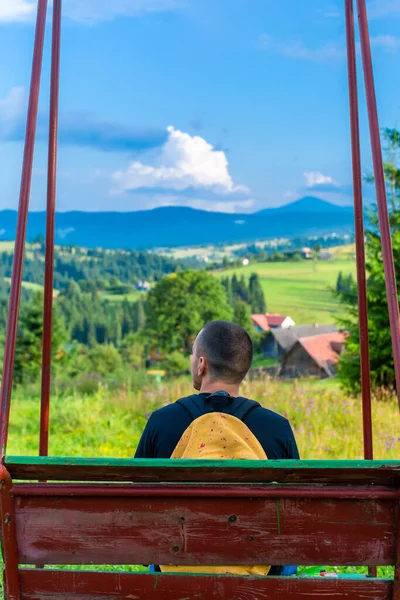 Turista Tipo Siede Sull Oscillazione Gode Amzing Paesaggio Natura Montagne — Foto Stock