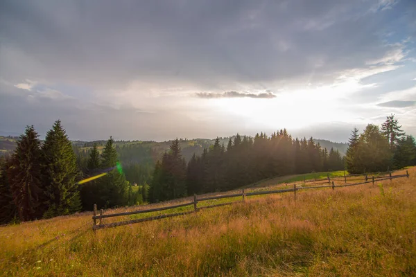 Berg Kullar Ren Natur Landsbygd Landskap Staket Från Trästockar — Stockfoto