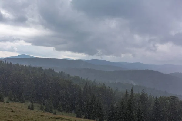 高地の谷の上に暗い雨の雲 自然の山の風景 — ストック写真