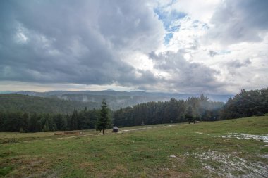 Dağlık vadide kara yağmur bulutları. Doğa dağ manzarası.