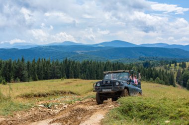Jeeping Dağ Arabası Seyahat. İskoçya manzarası. Karpatlar, Ukrayna - 07.27.2016