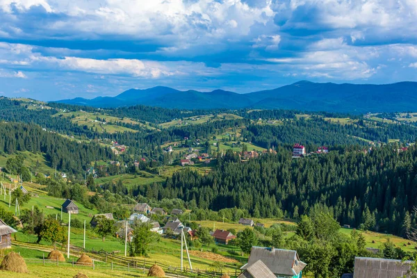 Krásná Letní Krajina Obce Mezi Karpaty — Stock fotografie
