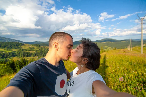 年轻夫妇拥抱在一起 带着迷人的山水背景自拍 — 图库照片