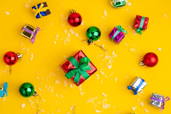 Caixa Presente Com Presente Natal Fundo Amarelo Entre Decorações Ano — Fotografia de Stock