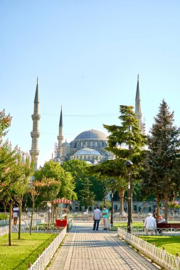 İstanbul Sultanahmet Meydanı 'ndaki Mavi Cami manzarası aydınlık bir yaz günü. İstanbul, Türkiye - 28.07.2017