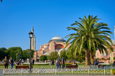 İstanbul 'un Sultanahmet Meydanı' ndaki Sofya camii manzarası aydınlık bir yaz günü. İstanbul, Türkiye - 28.07.2017