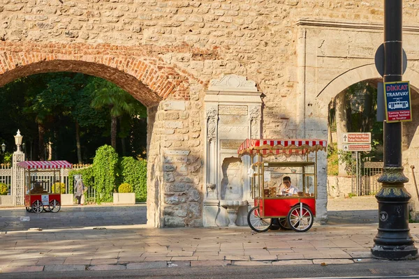 Homem Venda Tradicional Turco Bagel Simit Carrinho Rua Verão Istambul — Fotografia de Stock