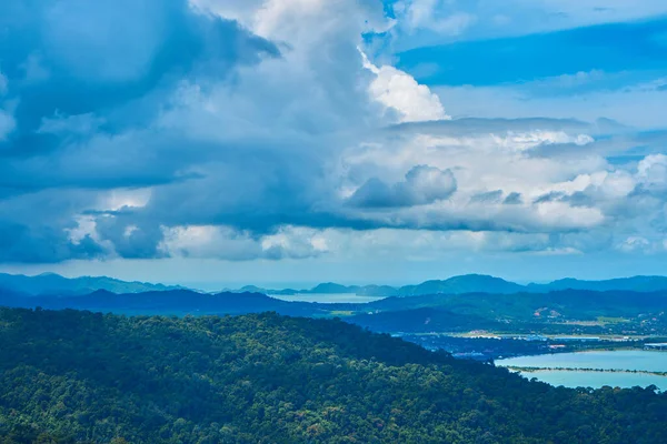 Increíble Naturaleza Una Isla Tropical Montañas Verdes Agua Azul Perfecta —  Fotos de Stock