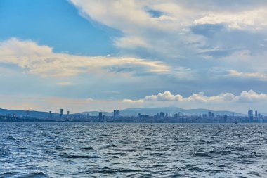 Boğaz boyunca akşam tekne gezisi. Feribottan İstanbul manzarası.