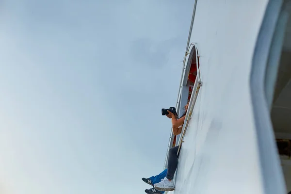 Couple Sailing Pleasure Ferry Legs Dangling Deck Second Floor Istanbul — Stock Photo, Image