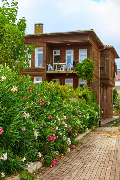 Uma Antiga Casa Quatro Andares Com Jardim Verde Florescente — Fotografia de Stock