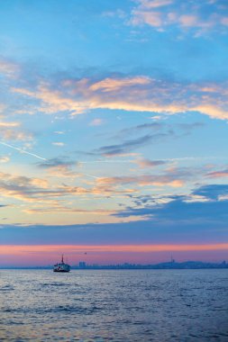 Boğaz 'da günbatımı. Bir gemi suda yüzüyor..