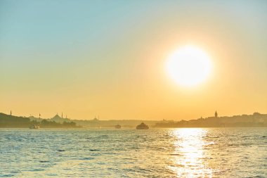 Boğaz boyunca akşam tekne gezisi. Feribottan İstanbul manzarası.