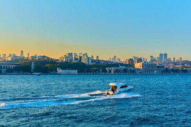 Gemi gün batımında İstanbul Boğazı 'nda denize açılacak. İstanbul, Türkiye - 28.07.2017
