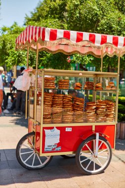 Türkiye 'de simit satan bir cadde var. Taze pişmiş yiyecekler, popüler sokak yemekleri. İstanbul, Türkiye - 28.07.2017