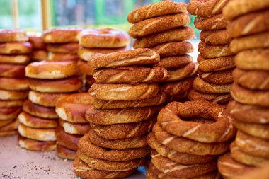 Türkiye 'de popüler bir sokak yemeği olan simit simitleriyle dolu bir tezgah..