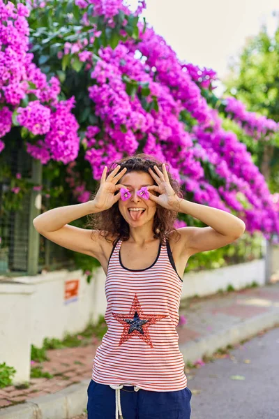 美しい若い女の子モデルのブルネットはBuyakada島にトルコで紫色の花を咲かせてポーズ — ストック写真