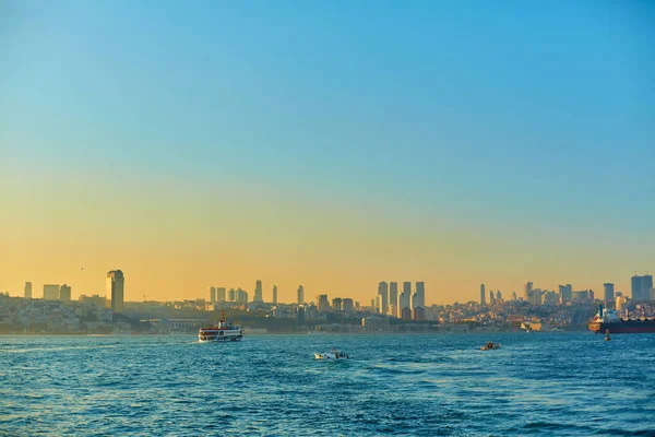 Gemi gün batımında İstanbul Boğazı 'nda denize açılacak..