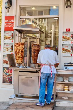 Şef açık havada bir sokak tezgahında shawarma hazırlıyor. Türk sokak yemeği. İstanbul, Türkiye - 28.07.2017