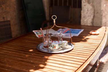 Geleneksel Türk çay bardakları. Bir sokak kafesinin masasında, yaz günü..