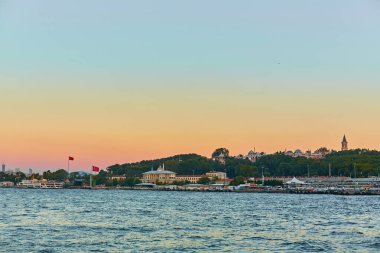 Boğaz boyunca akşam tekne gezisi. Feribottan İstanbul manzarası.