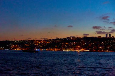 İstanbul 'da İstanbul Boğazı' nda akşam tekne gezisi. Tekneden Türkiye kıyılarına görüntü.