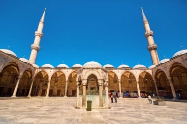 Caminin iç avlusunda. İslam dininin mimarisi. Parlak güneşli bir gün. İstanbul, Türkiye - 28.07.2017