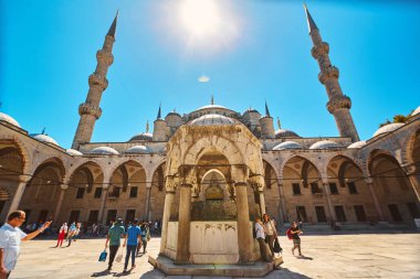 Caminin iç avlusunda. İslam dininin mimarisi. Parlak güneşli bir gün. İstanbul, Türkiye - 28.07.2017