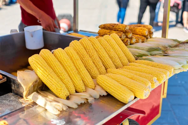 伊斯坦布尔街头销售烤玉米的柜台 土耳其街头食品 — 图库照片