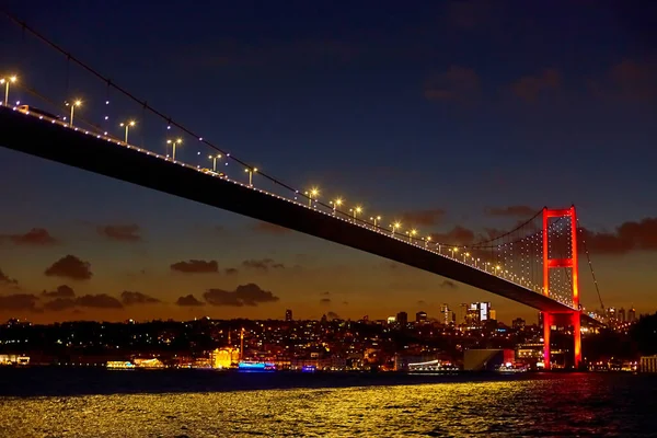 Viaje Nocturno Barco Por Bósforo Estambul Puente Del Bósforo Las — Foto de Stock