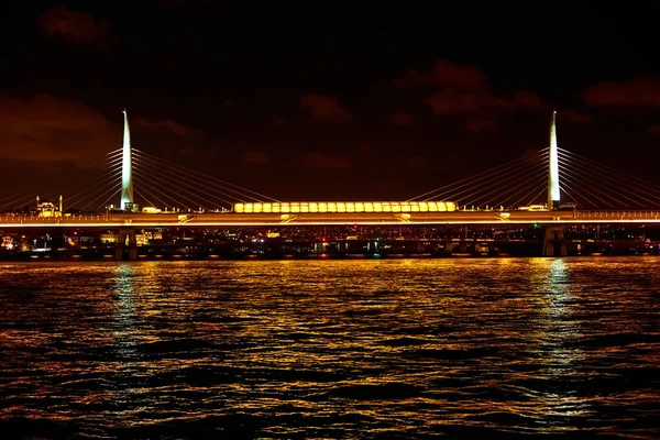 Viaje Nocturno Barco Por Bósforo Estambul Puente Del Bósforo Las —  Fotos de Stock